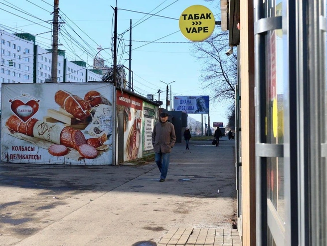 Тротуар вдоль проспекта напоминает туннель из торговых точек | Источник: Наталья Лапцевич