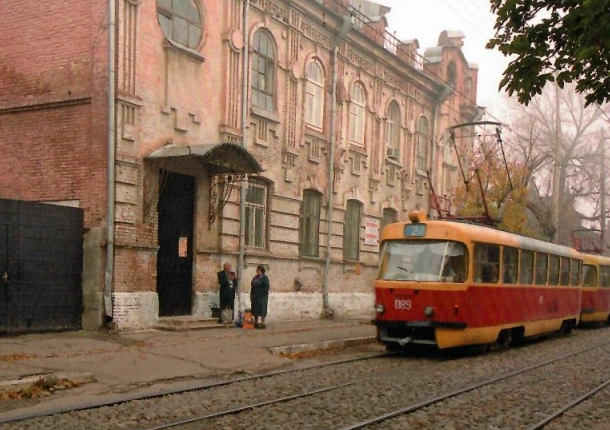 Улица Коммунаров. На фото баня Виноградского еще до реставрации | Источник: Издатель И. Платонов, фотосъемка: И. Платонов
