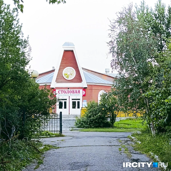 Столовая, где постояльцев кормят завтраком, обедом и ужином | Источник: Даниил Конин / «ИрСити»
