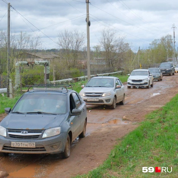Все машины направляются к кладбищу | Источник: Тимофей Калмаков / 59.RU