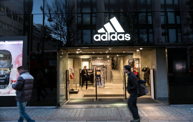 Фото №1 - Почему adidas и H&M закрывают свои магазины, и что нас ждет через 10 лет?
