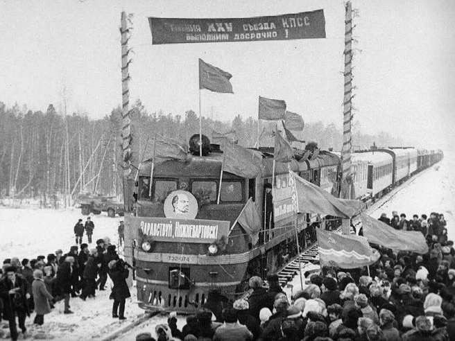 Торжественный митинг по случаю прибытия первого поезда, 1976 год | Источник: pastvu.com