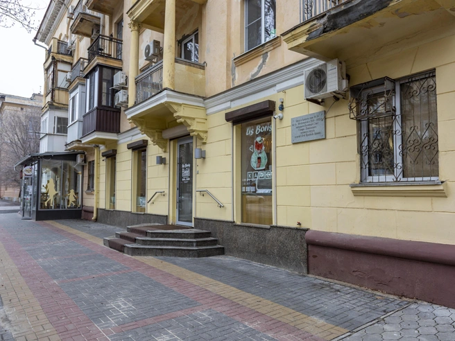Доску установили на новом месте, поскольку прежнее остаётся занятым пристройкой. | Источник: Константин Завриков / V1.RU