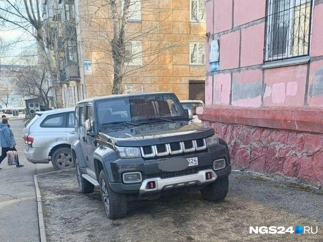 После такой парковки трава в этом месте вряд ли взойдет | Источник: читатель NGS24.RU