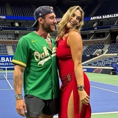 Первая ракетка мира Арина Соболенко публично намекнула бойфренду на помолвку: 15 фото самой обсуждаемой пары в мире спорта