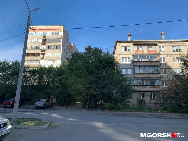 У входа в кальянную и у близлежайших домов&nbsp;— тишина | Источник: Анна Лялькова / MGORSK.RU