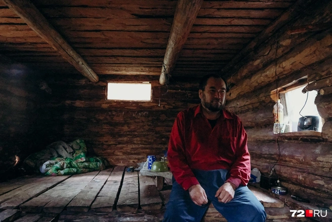 Избушка, в которой ночуют сборщики клюквы | Источник: Анастасия Малышкина / 72.RU