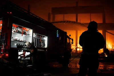 Подросток с телефоном на горящей заправке в Петербурге