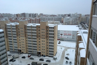 Тело молодого человека нашли под окнами дома в Тюмени