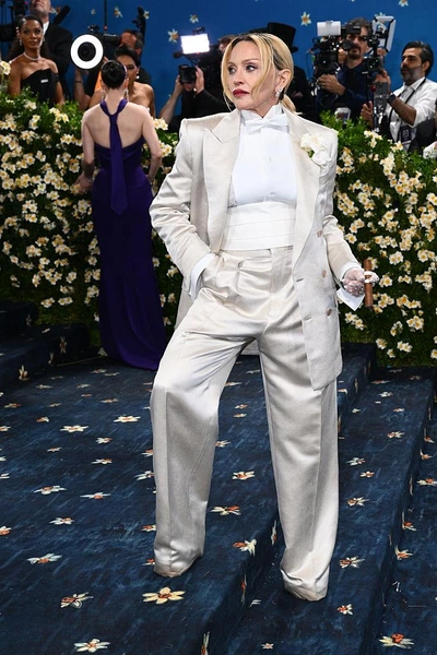 Мадонна в классическом смокинге Tom Ford — сама маскулинность | Источник: Getty Images