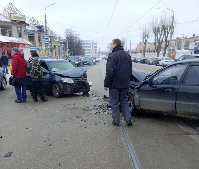 В Ульяновске две столкнувшиеся легковушки заблокировали движение трамваев | Источник: vk.com/uet73