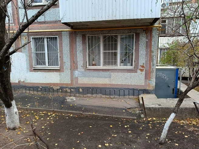 Медик так и прожил 30 лет в полуподвальном помещении, где расположена гостинка, не сумев добиться жилья по льготе | Источник: Устархан Рустамов