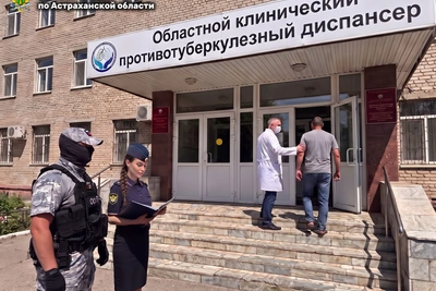 Приставы принудительно госпитализировали больного туберкулезом астраханца