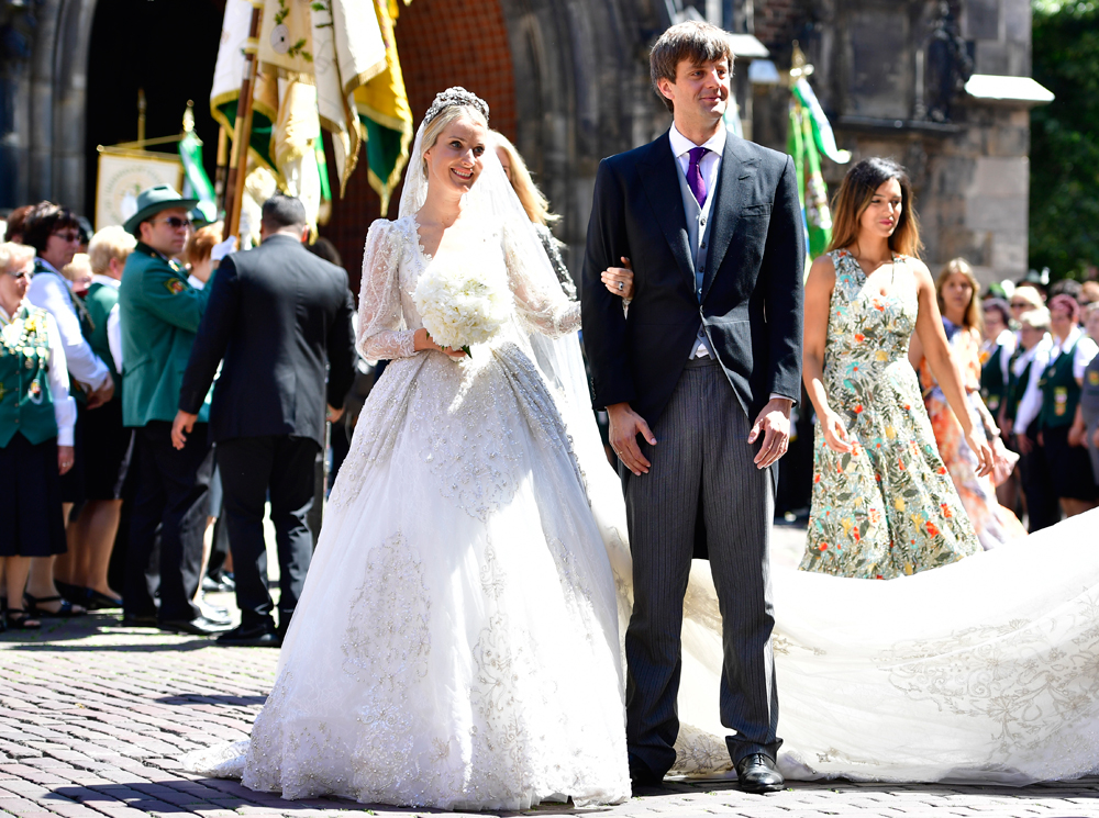 Пышная ганноверская свадьба прошла при скоплении любопытных горожан и гостей города | marieclaire.ru