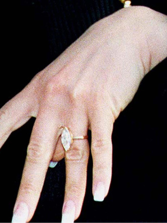 Позавидует даже королева: как выглядят роскошные помолвочные кольца Виктории Бекхэм — у нее их 14