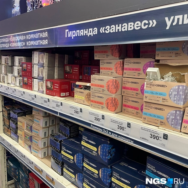 Цена на комнатные гирлянды начинаются от 115 рублей (клипсы с деревянными звездочками), на уличные&nbsp;— от 1142 рубля за 5 метров, 10 ламп. Цена растет в зависимости от метража | Источник: Алёна Золотухина / NGS.RU