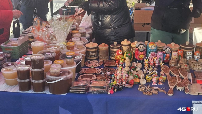 Мед и расписные игрушки | Источник: Дарья Никитченко / 45.RU