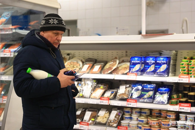 Зачастую россияне вынуждены проходить мимо полок с рыбной продукцией | Источник: Сергей Михайличенко / FONTANKA.RU