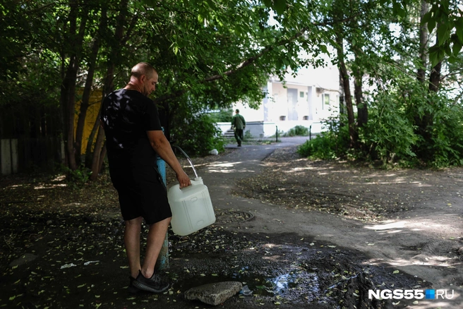 Несмотря на жизнь в многоэтажках, брать воду из колонки здесь привыкли | Источник: Евгений Софийчук / NGS55.RU