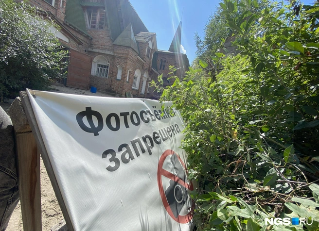 Любители необычных фотосессий приходили к Чешскому домику | Источник: Анастасия Хрипушина/NGS.RU