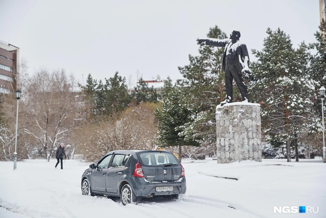 Новосибирцы жалуются, что на улице снега почти по колено | Источник: Александр Ощепков / NGS.RU