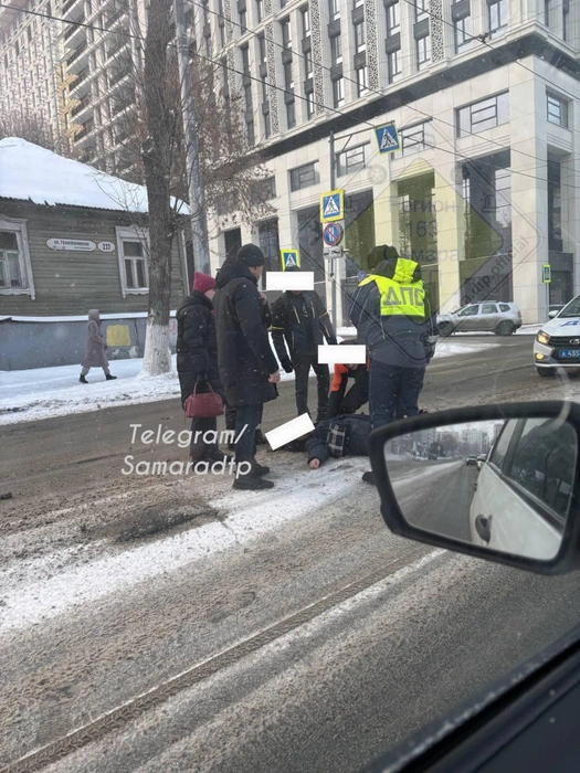 Очевидцы показали первые минуты оказания помощи пострадавшей | Источник: «Самара ДТП | samara.dtp.official» / T.me