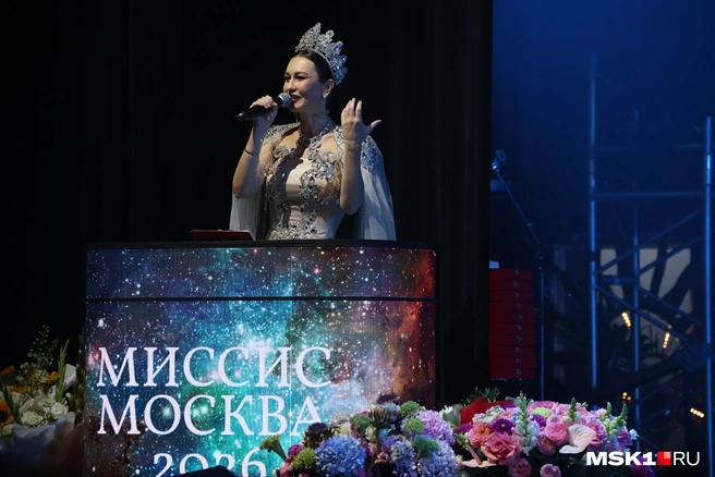 Корона Нины Банной блистает в лучах | Источник: Татьяна Спиридонова / MSK1.RU