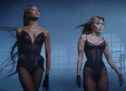 Strike a pose: Майли Сайрус и Наоми Кэмпбелл выпустили клип