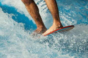 В комплексе есть необычное развлечение&nbsp;— серф-волна | Источник: ЮГА Термальный комплекс / VK.com