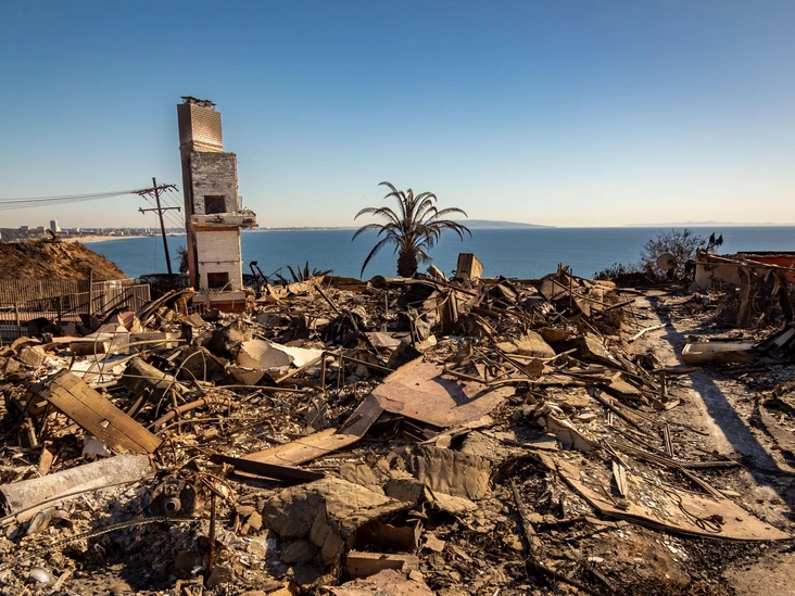 Руины после пожара в Палисейдс, 14 января 2025 года, в Лос-Анджелесе, штат Калифорния.