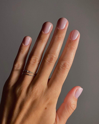 Маникюр для помолвки: 8 идей, которые подчеркнут красоту кольца