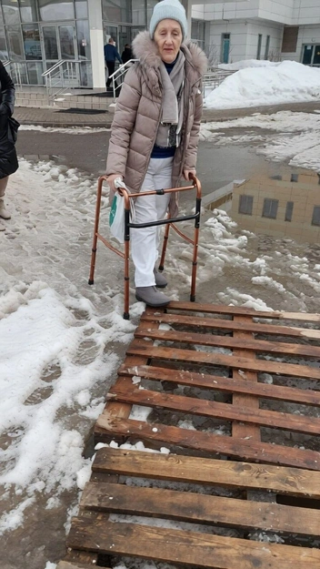 Ходунки застревают в палетах | Источник: Балашиха Life / T.me