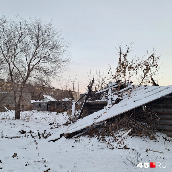 Некоторые участки уже стоят пустые, лишь остатки заборов и построек напоминают о жизни здесь | Источник: Александр Лисихин / 45.RU