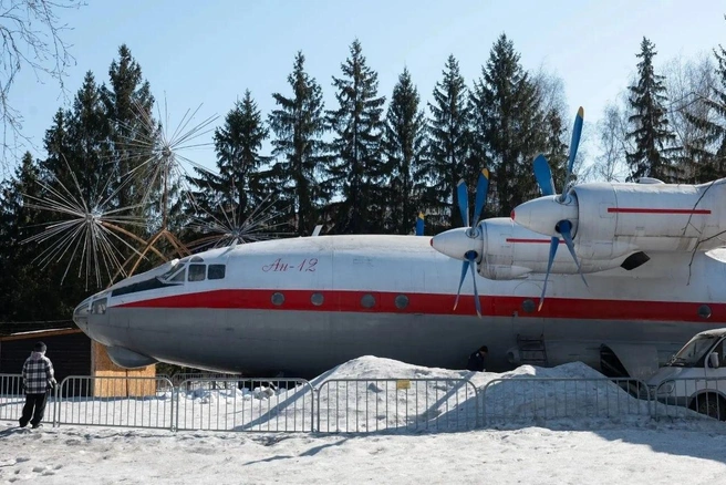 Самолет АН-12 установлен в качестве экспоната в кемеровском парке «Антошка» | Источник: администрация Кемерова