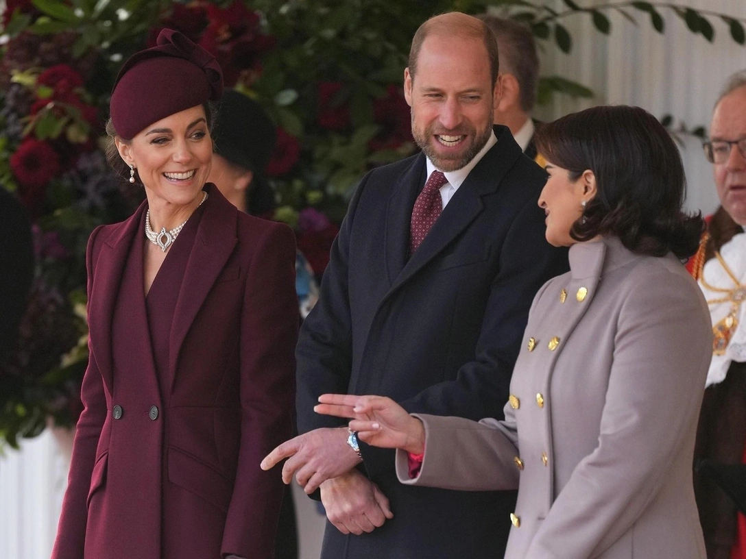 Как и почему Кейт Миддлтон сменила наряд прямо во время исполнения королевских обязанностей | marieclaire.ru