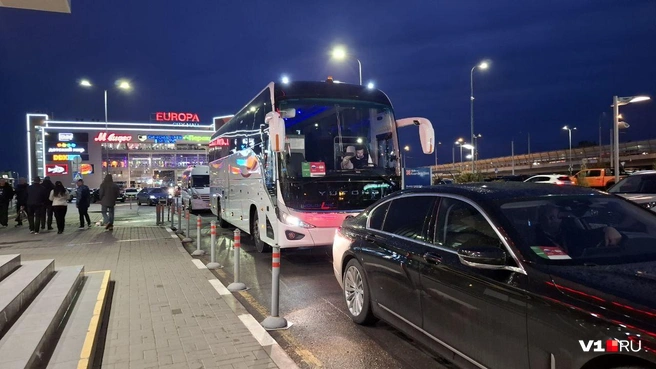 Автобус уже ждет сборную Ирана у входа в отель | Источник: Тимофей Крылов / V1.RU