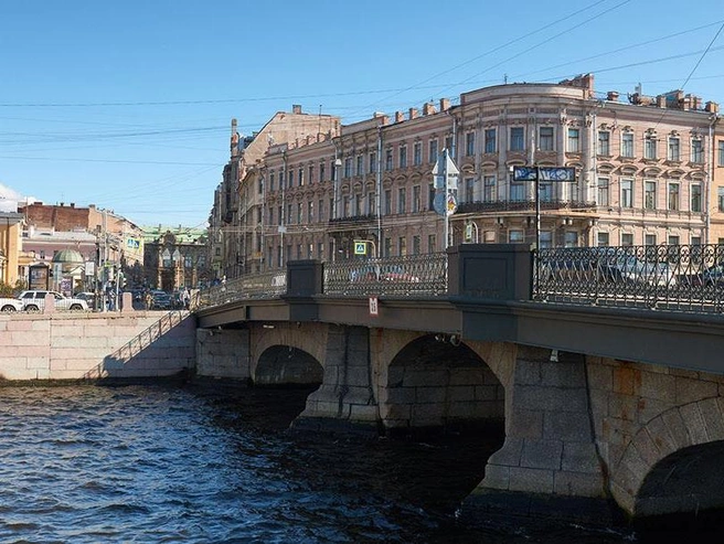 Сегодня на мосту можно увидеть старые каменные опоры и боковые пролёты, но гранитных башен уже нет | Источник: Мостотрест