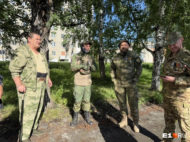 Ветераны приехали поддержать пострадавшего | Источник: Дарья Манохина / E1.RU