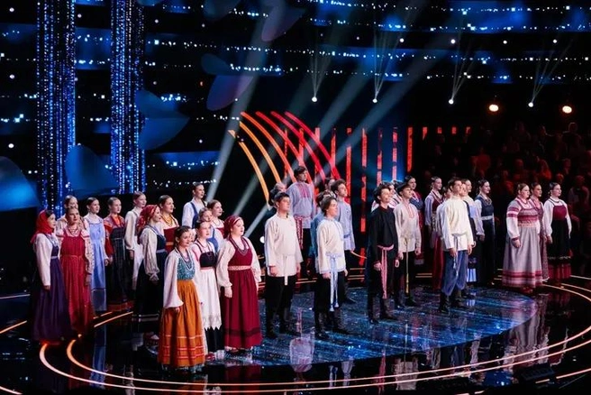 Руководитель коллектива, смотря на участников, не смогла сдержать слез | Источник: пресс-служба телеканала «Россия 1»