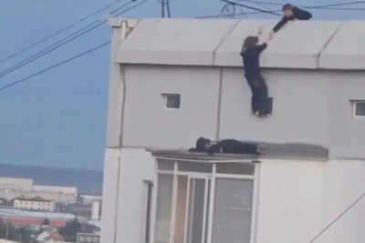 Экстремалы на крыше балкона в Якутске