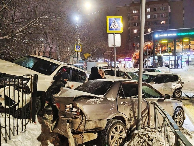 В результате ДТП, к счастью, обошлось без пострадавших. | Источник: «АСТ-54 Black» / T.me