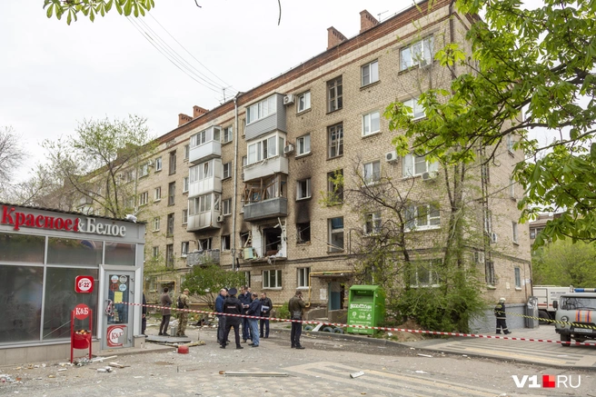 В материалах суда алкомаркету также был нанесен ущерб взрывом. Правда, всего порядка на 37 тысяч за кондиционер и наклейки с пленками на стеклах | Источник: Константин Завриков / V1.RU