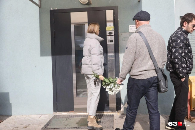 Желающие попрощаться поднимаются в квартиру. Именно там находится гроб с телом Мирона | Источник: Роман Данилкин / 63.RU