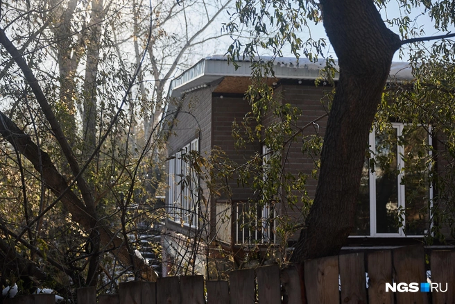 Вид из бани и беседки&nbsp;— на реку. Рядом, вероятно, обустроен спуск к воде | Источник: Александр Ощепков / NGS.RU