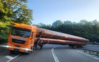 Грузовик с трубами перекрыл движение по трассе М-4 «Дон» в районе Геленджика: фото