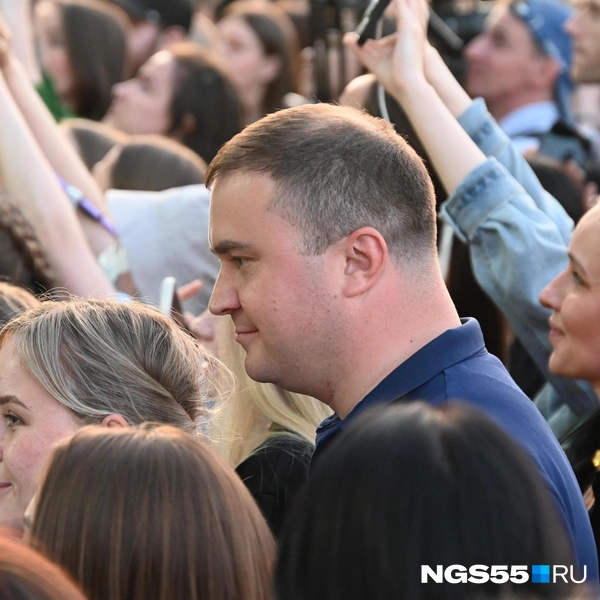 В толпе, кстати, заметили губернатора Омской области Виталия Хоценко с женой Аленой  | Источник: Артемий Скиба / NGS55.RU 