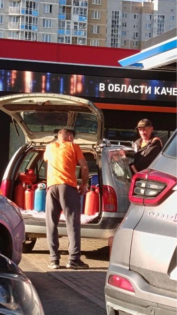 Заправить несколько канистр&nbsp;— тоже тактика в текущих условиях, хоть для многих и сомнительная | Источник: читатель E1.RU