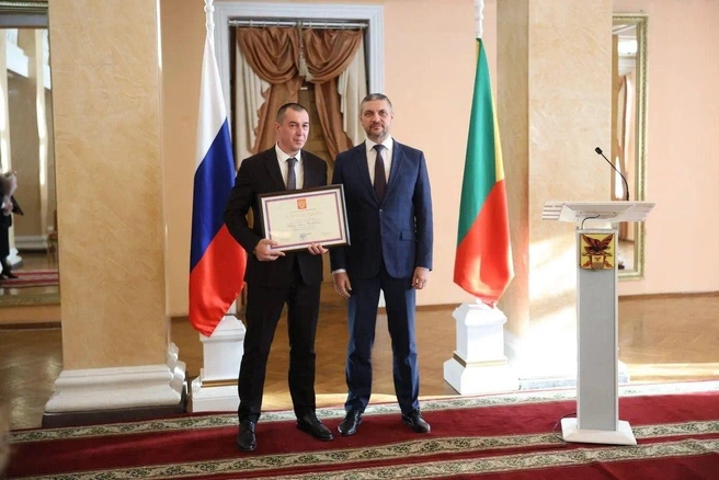 Вручил грамоту губернатор края Александр Осипов | Источник: «Андрей Кефер | Правительство Забайкальского края» / Telegram