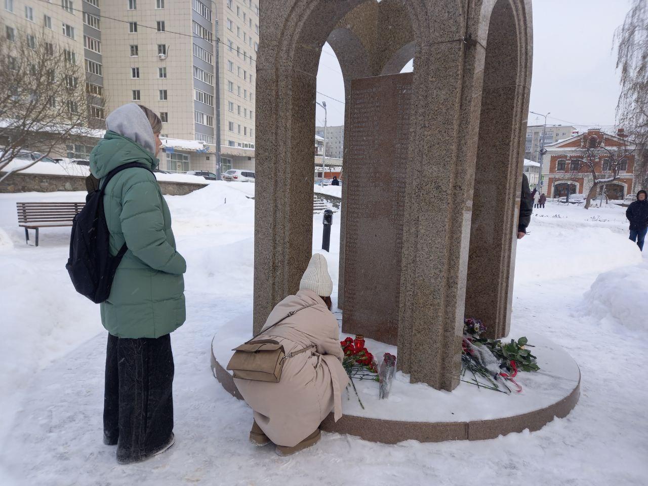 «Получилось, что запомнили папу молодым». В Перми почтили память погибших в  клубе «Хромая лошадь»