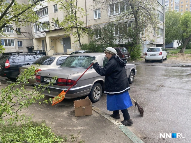 Евгения Евгеньевна трудится дворником уже 27 лет  | Источник: Наталья Баранова / NN.RU